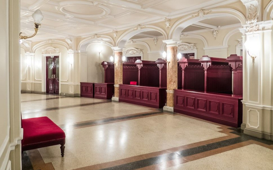 Театр начинается с вешалки